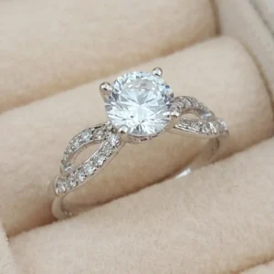 Sortija de Compromiso "Eternidad" en Oro Blanco y Diamantes con Brazo Cruzado